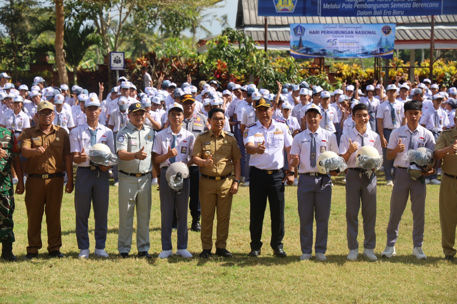 Bupati Adi Arnawa menyerahkan helm kepada pelajar SMAN 2 Abiansemal