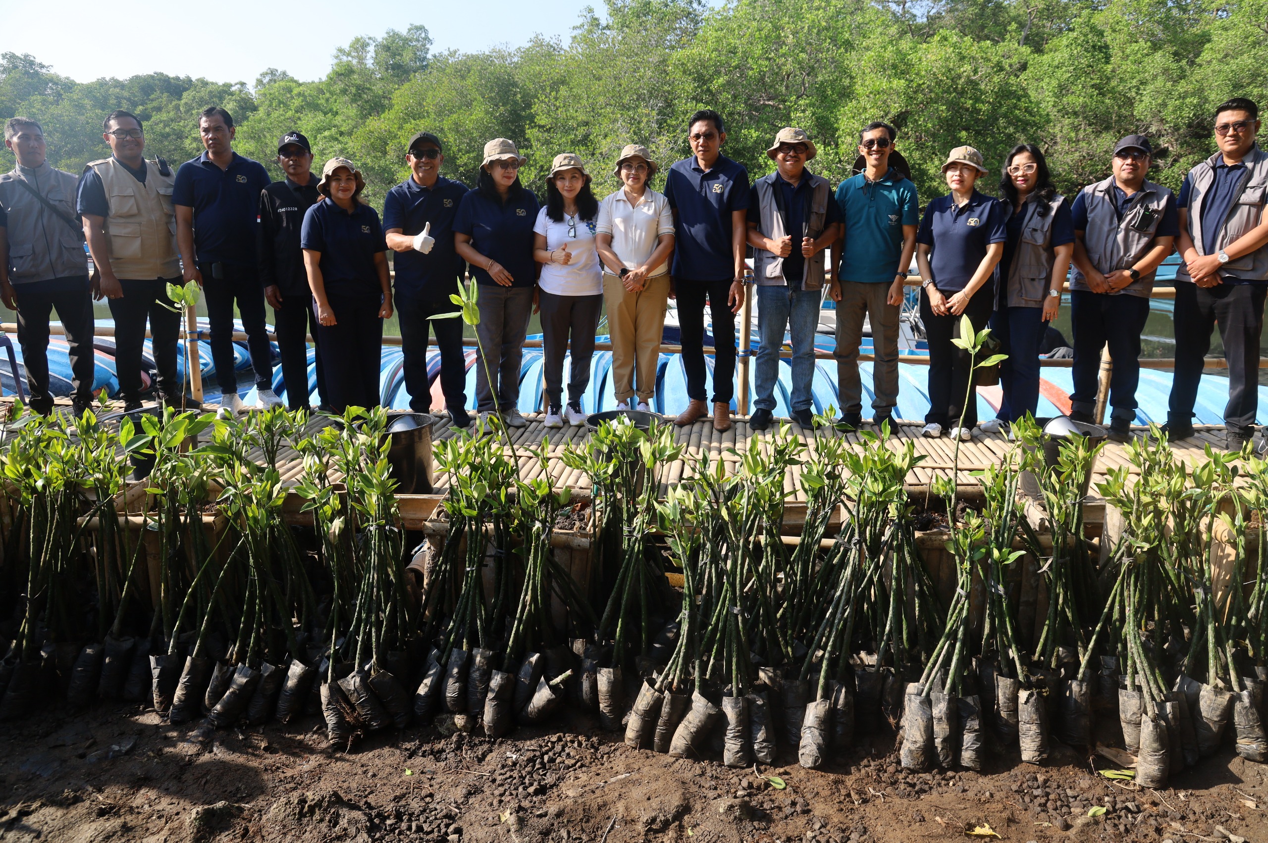 Penanaman 2.000 bibit mangrove oleh Perumdam Tirta Mangutama di pesisir Badung