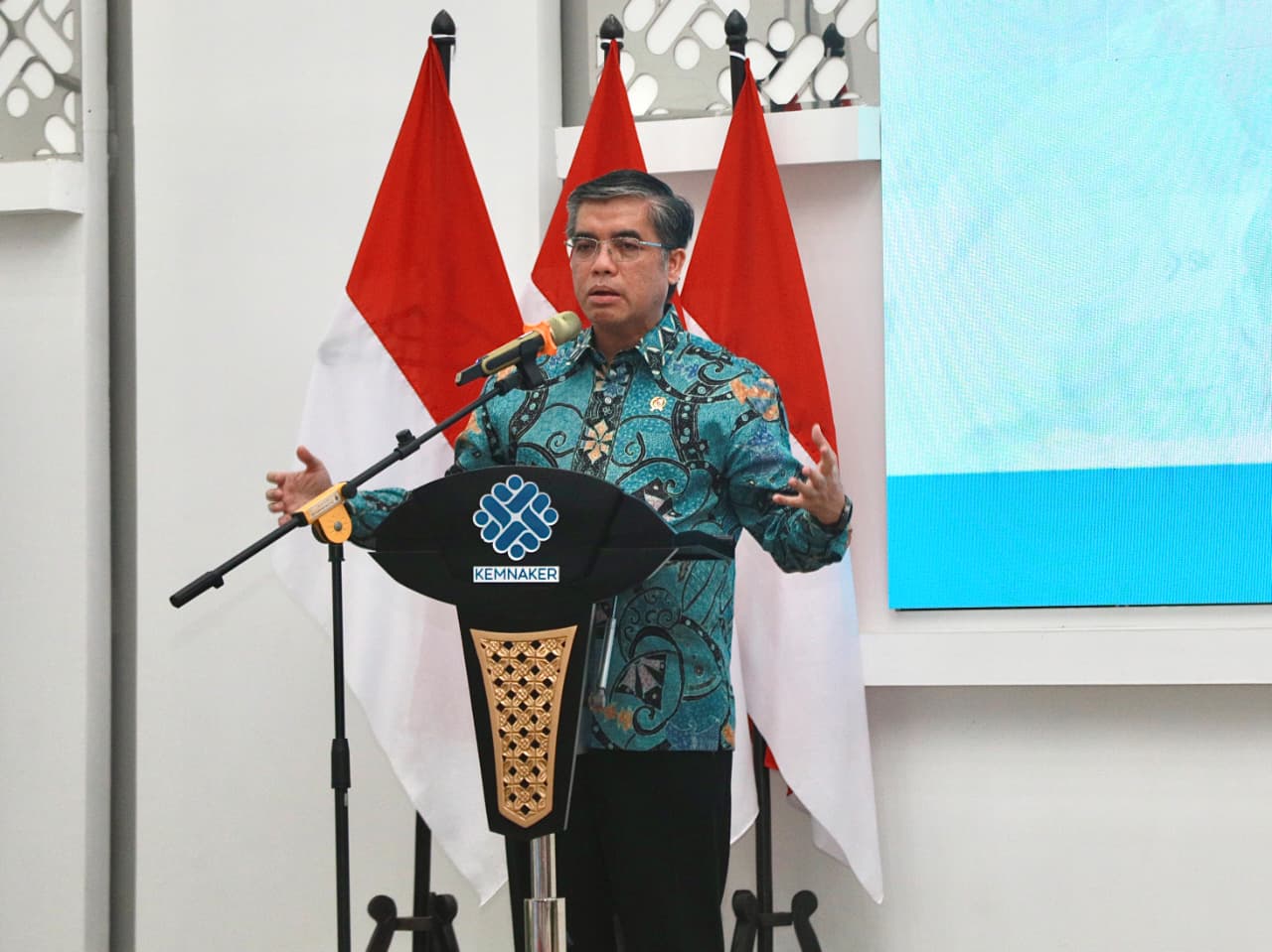Menaker Yassierli menyampaikan arahan tentang tenaga kerja hijau di Bandung.