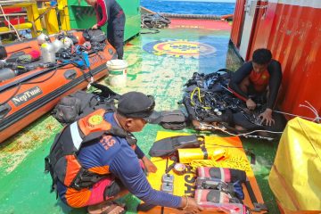 Penyelam Basarnas mencari korban KM Virgo Transport 8 di dalam kapal
