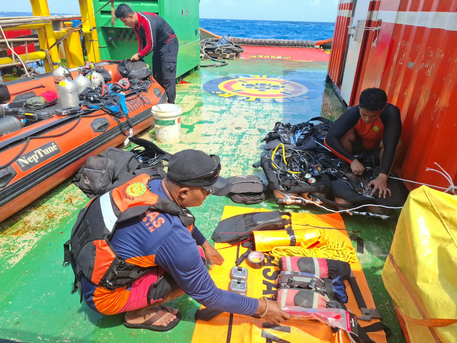 Penyelam Basarnas mencari korban KM Virgo Transport 8 di dalam kapal