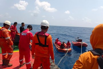 Penyelam Basarnas mencari korban KM Virgo Transport 8