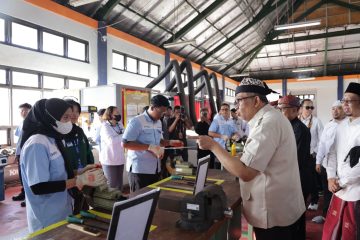 Wamenaker Afriansyah Noor memberikan pengarahan kepada peserta pemagangan ke Jepang di Banyuwangi.