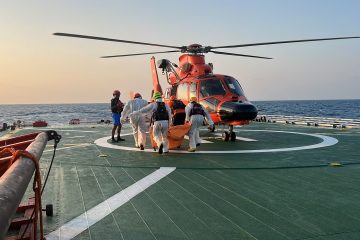 Tim SAR evakuasi korban KM Virgo Transport 8 di Laut Jawa
