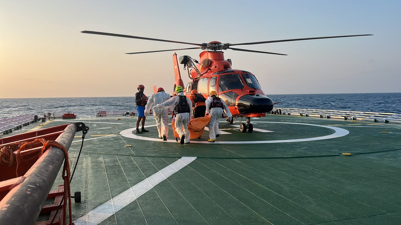 Tim SAR evakuasi korban KM Virgo Transport 8 di Laut Jawa
