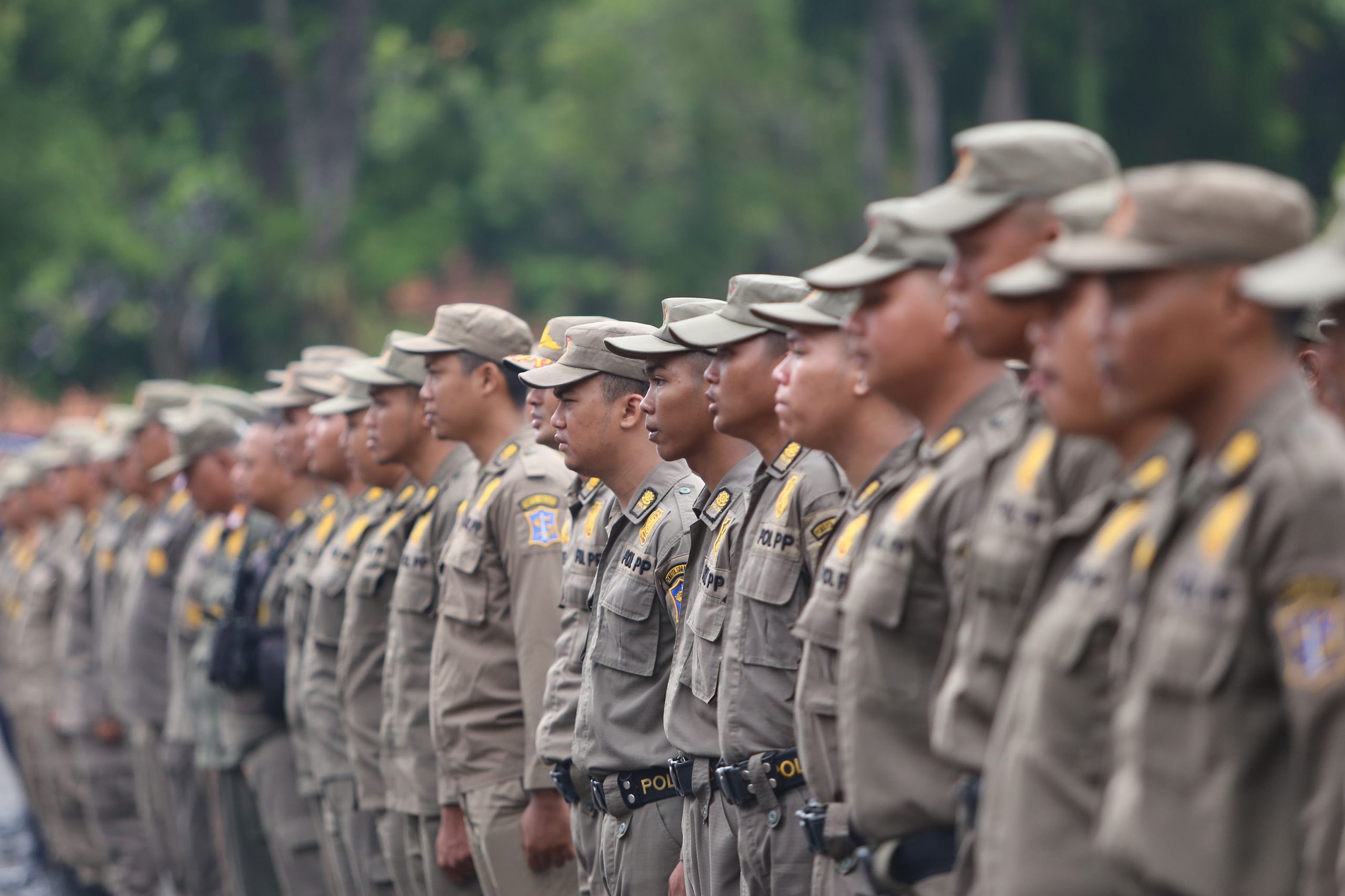 Penataan ruang publik CFD Tunjungan Surabaya untuk menjaga akses pejalan kaki dan kegiatan edukasi mainan tradisional.