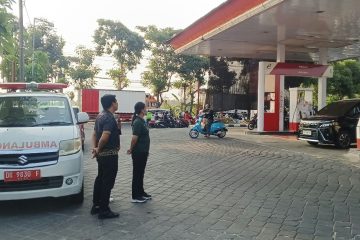 Petugas kesehatan siaga membantu masyarakat di SPBU Lukluk saat antrean BBM di Badung.