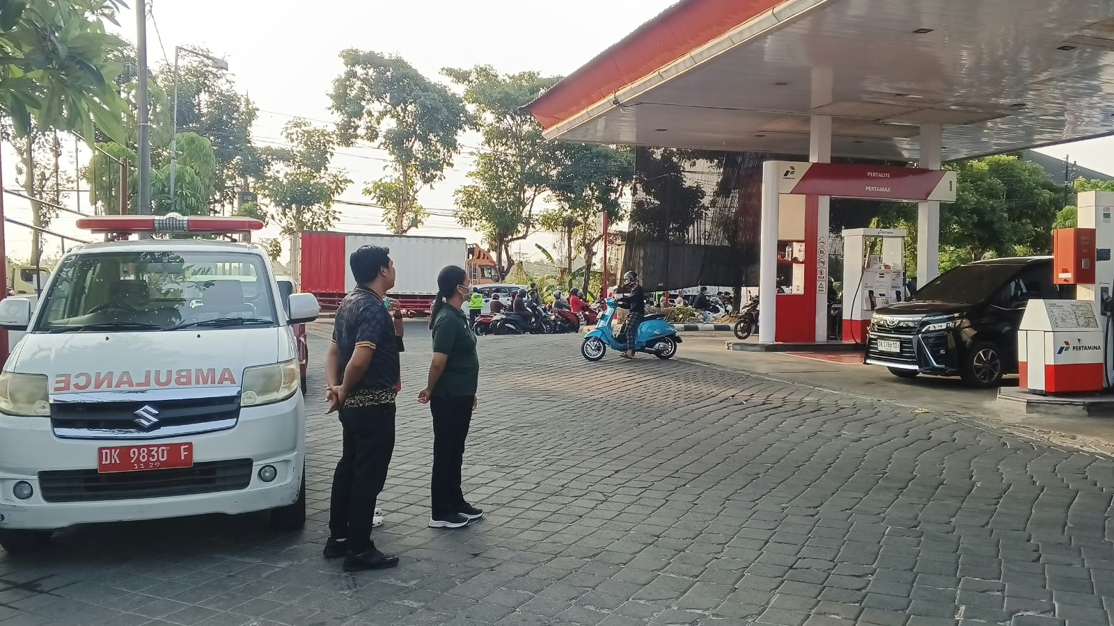 Petugas kesehatan siaga membantu masyarakat di SPBU Lukluk saat antrean BBM di Badung.