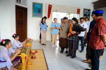 Sosialisasi pencegahan narkoba melalui pagelaran seni budaya di SMP Negeri 5 Abiansemal, Badung.
