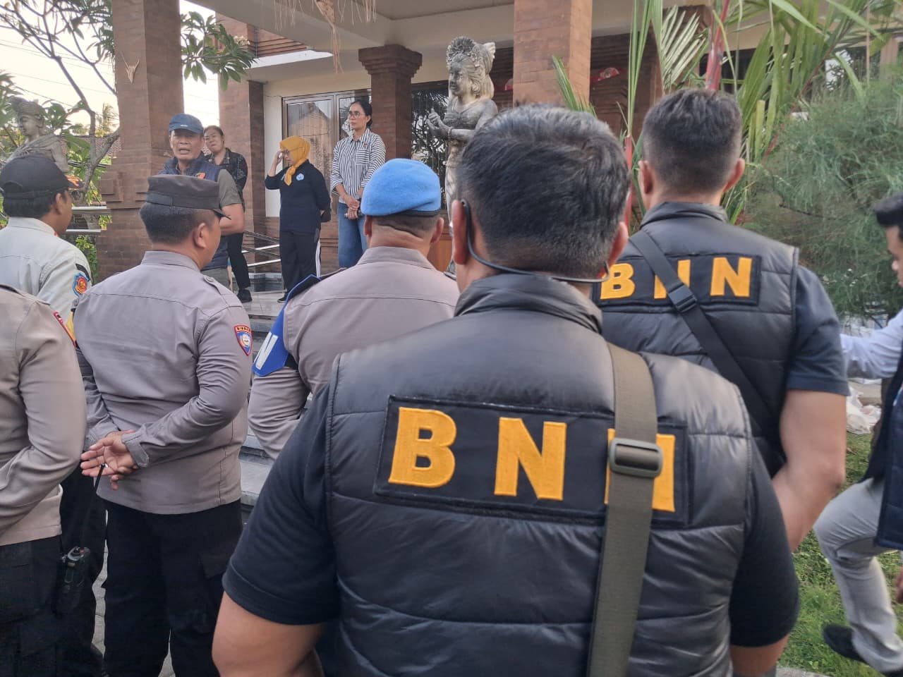 Operasi gabungan Polda Bali dan BNN Badung untuk mencegah peredaran narkotika di Legian.