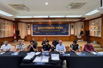 Bea Cukai dan BNN menggagalkan penyelundupan 4,59 kilogram kokain di Bandara Ngurah Rai Bali.