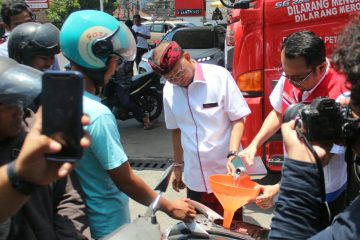 Gubernur Bali Wayan Koster meninjau distribusi BBM di Depo Pertamina Pesanggaran, Denpasar.