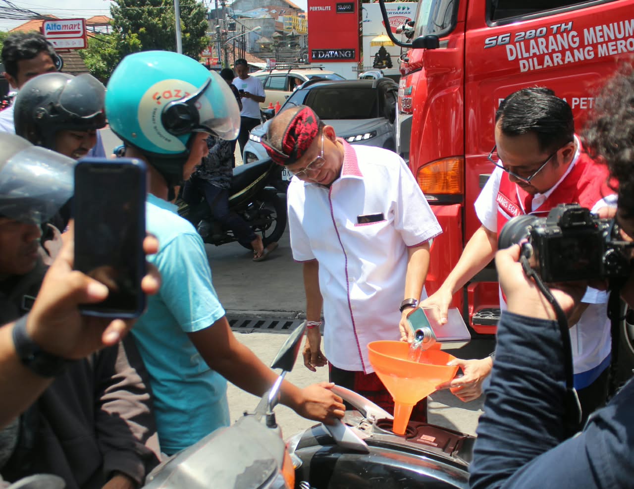 Gubernur Bali Wayan Koster meninjau distribusi BBM di Depo Pertamina Pesanggaran, Denpasar.