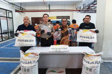 Polda Jatim mengungkap dugaan penipuan dan penggelapan 185 ton gula dengan 11 tersangka.