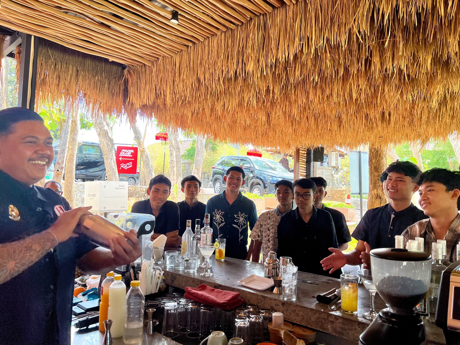 Pelatihan dasar bartender bagi 30 generasi muda di Kelurahan Jimbaran