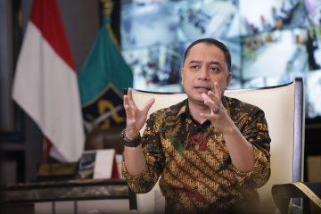 Wali Kota Surabaya Eri Cahyadi menjelaskan pergantian 13 kepala dinas